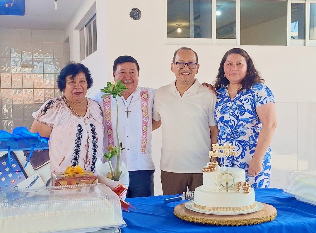 Feligreses tlapacoyenses estuvieron este día acompañando al padre Antonio Galván en la Misa celebrada en la parroquia San Martín de Porres, de la colonia Manuel Ávila Camacho, del municipio de Poza Rica de Hidalgo, Veracruz; lugar hasta el que llegaron en un autobús contratado por el empresario Nahum Medina García.